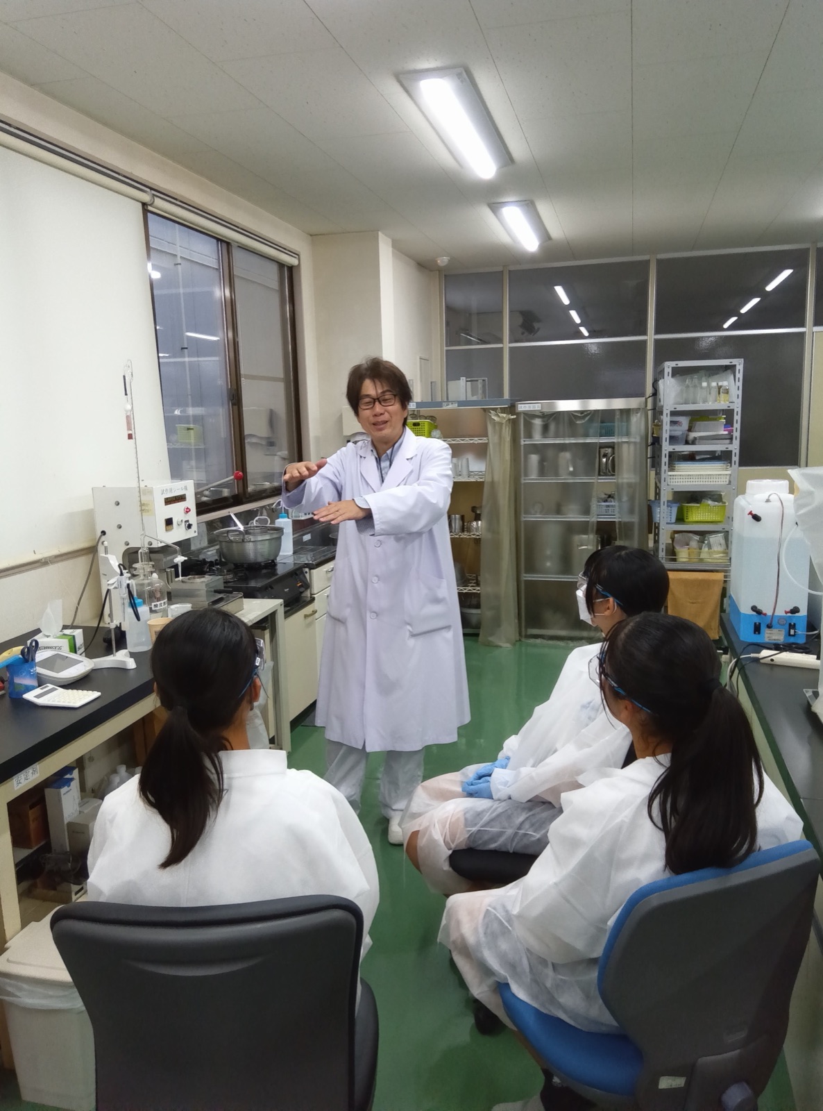 職業体験で実験の様子を見学する中学生